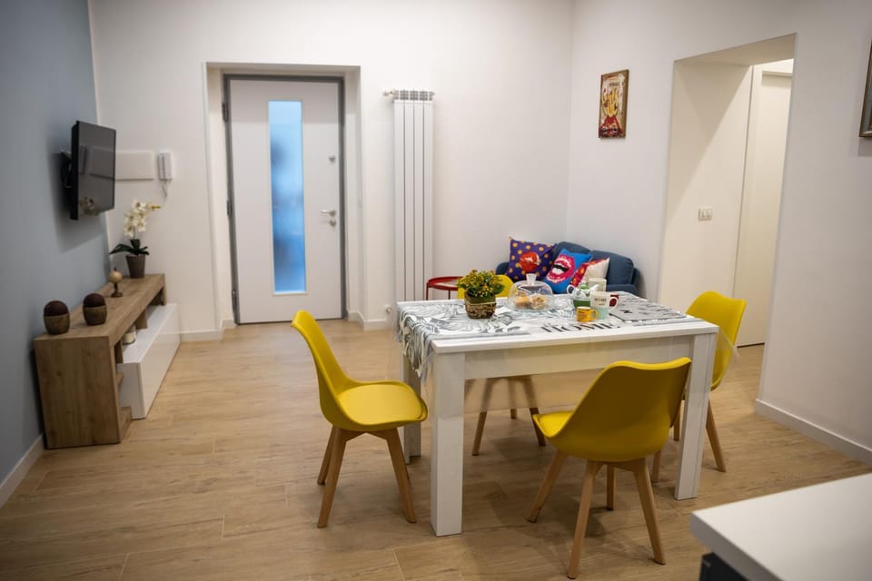 TV and multimedia, Living room, Seating area, Dining area