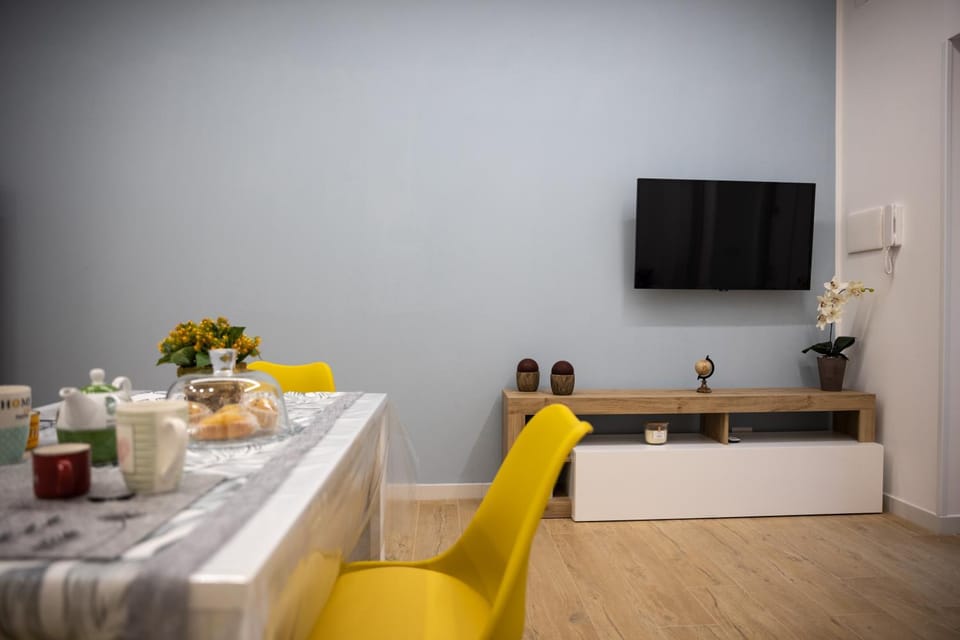 TV and multimedia, Living room, Food and drinks, Seating area, Dining area, Food