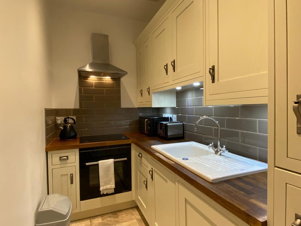 Coffee/tea facilities, microwave, stove, toaster, kitchen