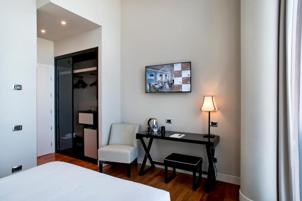 Bed, Living room, Photo of the whole room, Bedroom, hair dresser