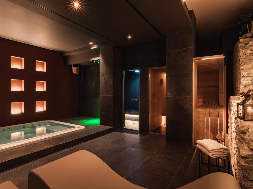 Hot Tub, Sauna, Steam room, Spa and wellness centre/facilities