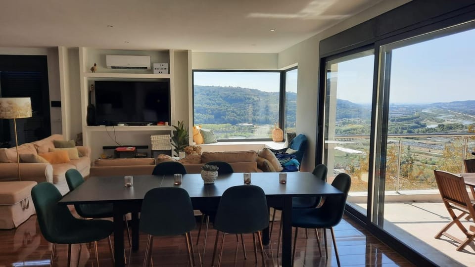 Communal lounge/ TV room, Natural landscape, TV and multimedia, View (from property/room), Living room, Mountain view