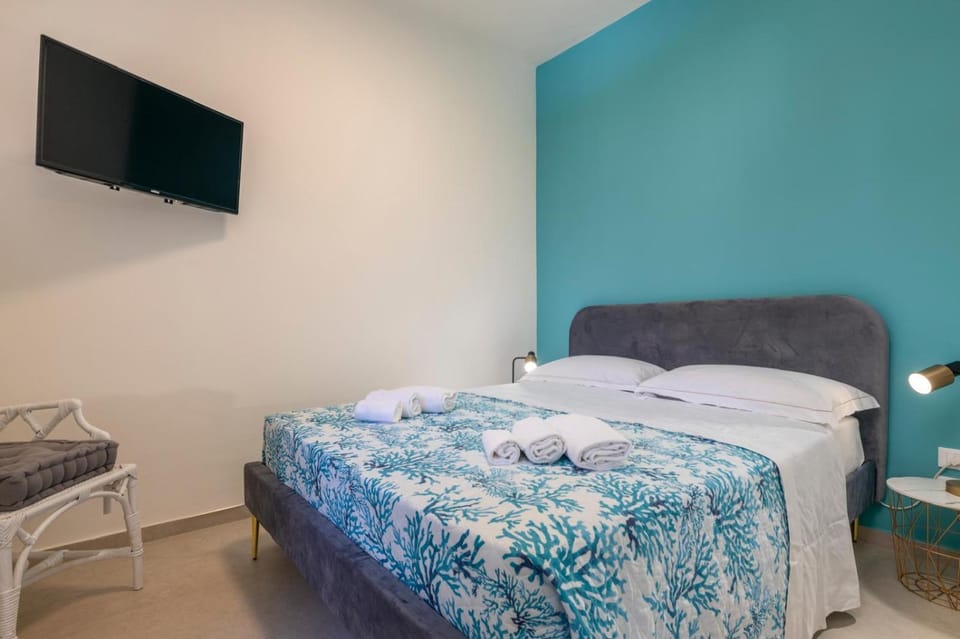 Bed, TV and multimedia, Photo of the whole room, Bedroom, towels
