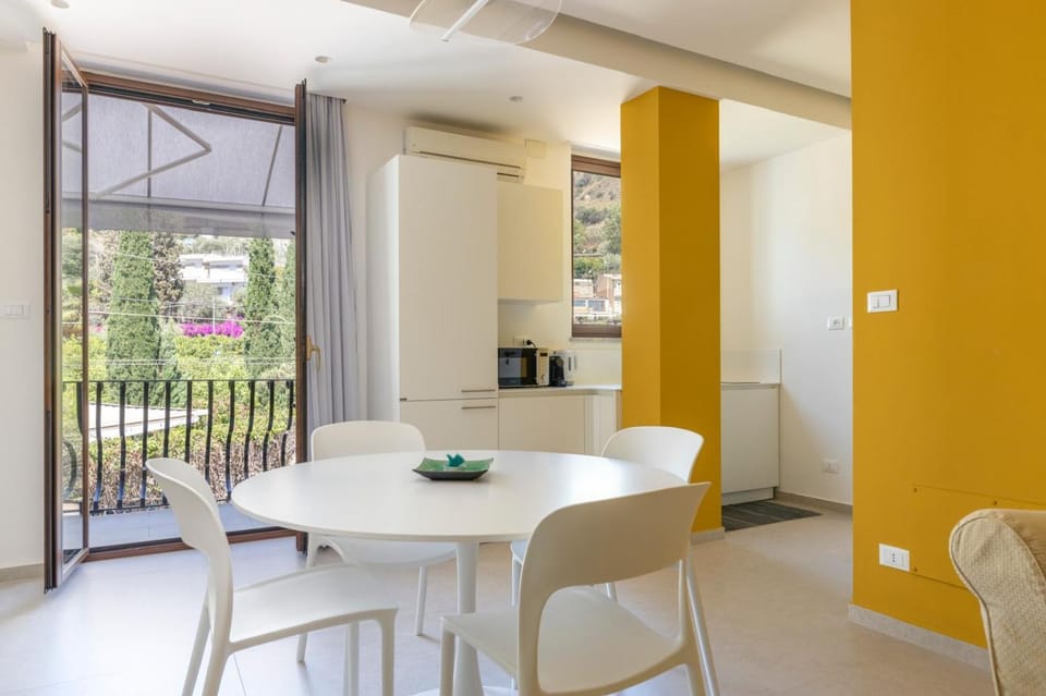 Coffee/tea facilities, Kitchen or kitchenette, Living room, Seating area, Dining area, air conditioner