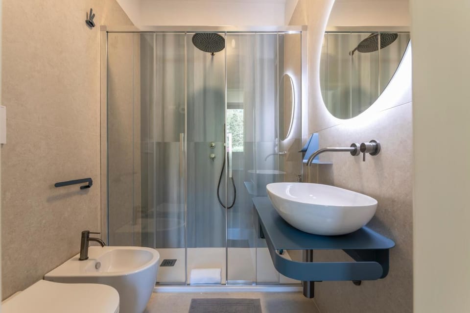Shower, Toilet, Bathroom, bidet, towels