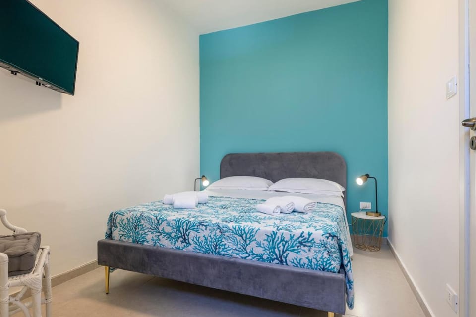 Bed, TV and multimedia, Photo of the whole room, Bedroom, towels