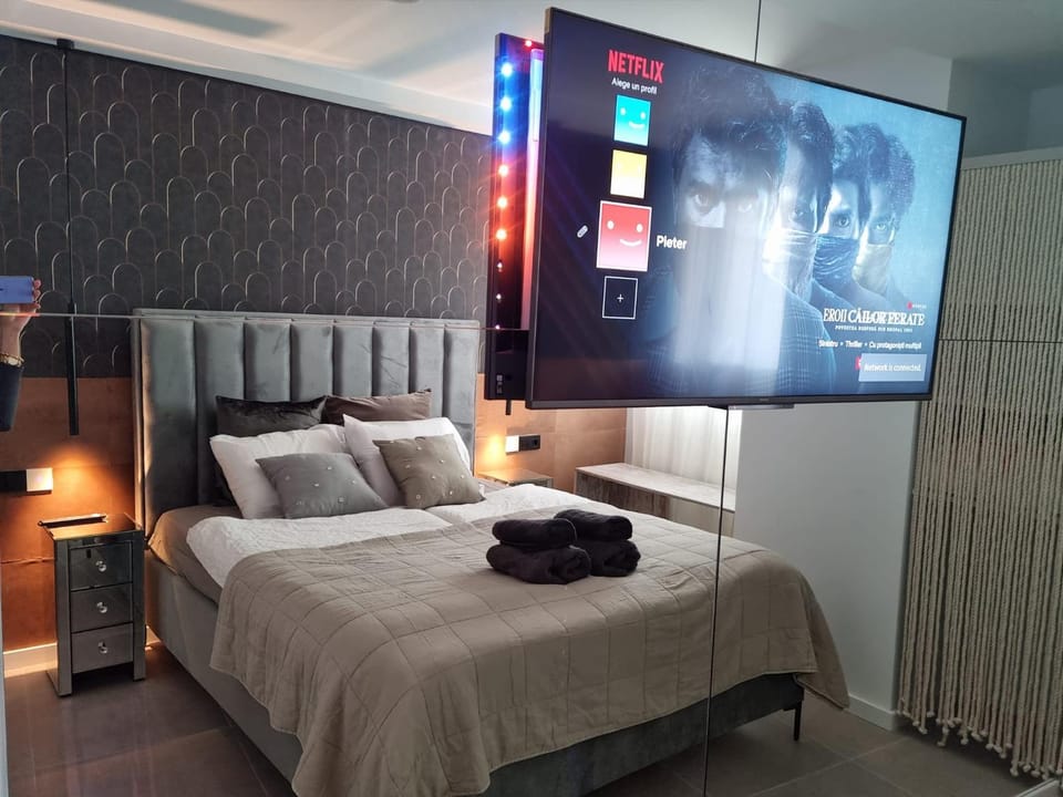 Bed, TV and multimedia, Photo of the whole room, Bedroom, towels