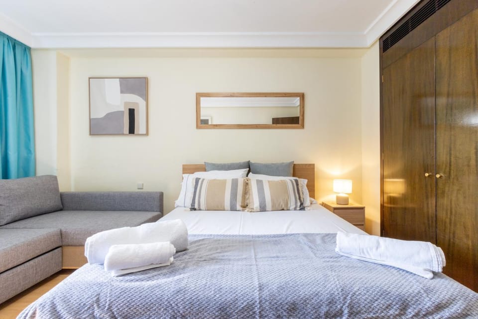 Bed, Bedroom, towels