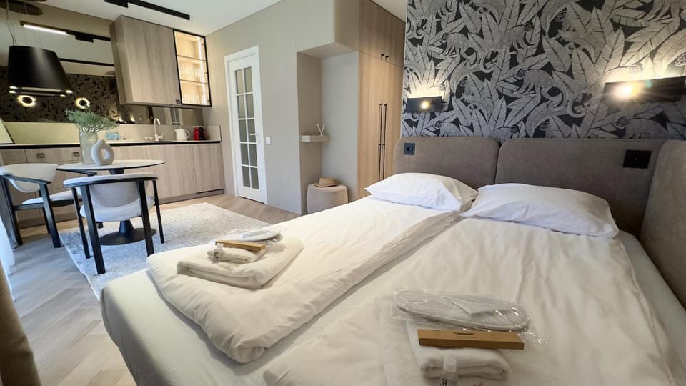Bed, Kitchen or kitchenette, Photo of the whole room, Bedroom, towels