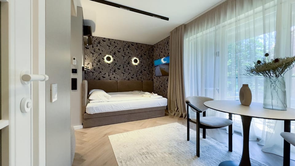 Bed, Photo of the whole room, Dining area, Bedroom