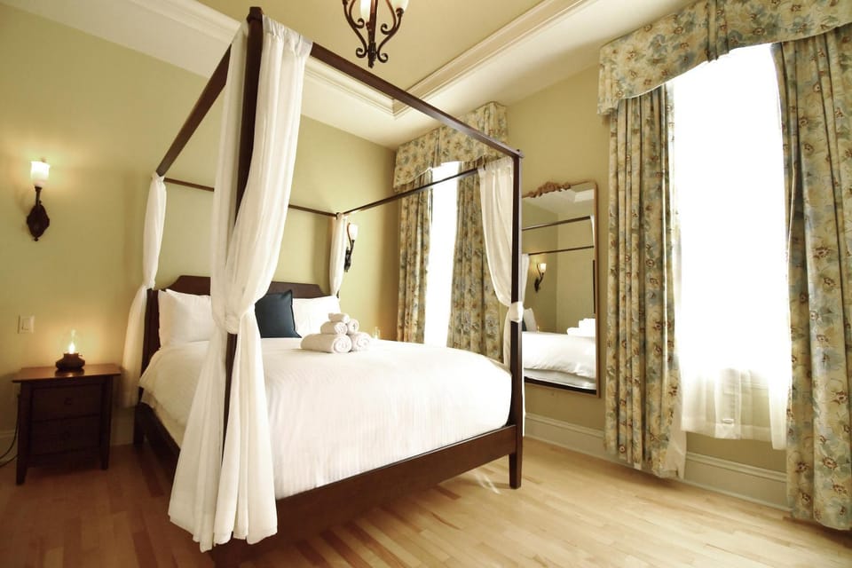 Bed, TV and multimedia, Coffee/tea facilities, Seating area, Bedroom, fireplace, air conditioner