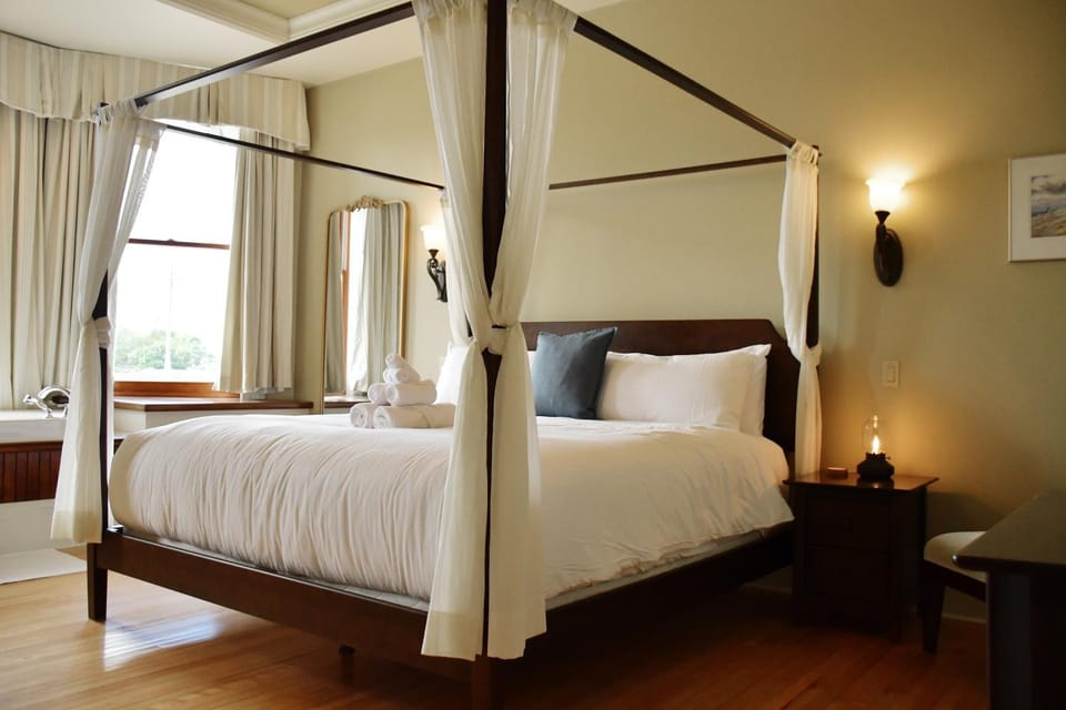Bed, TV and multimedia, Coffee/tea facilities, Seating area, Bedroom, Bath, fireplace, air conditioner