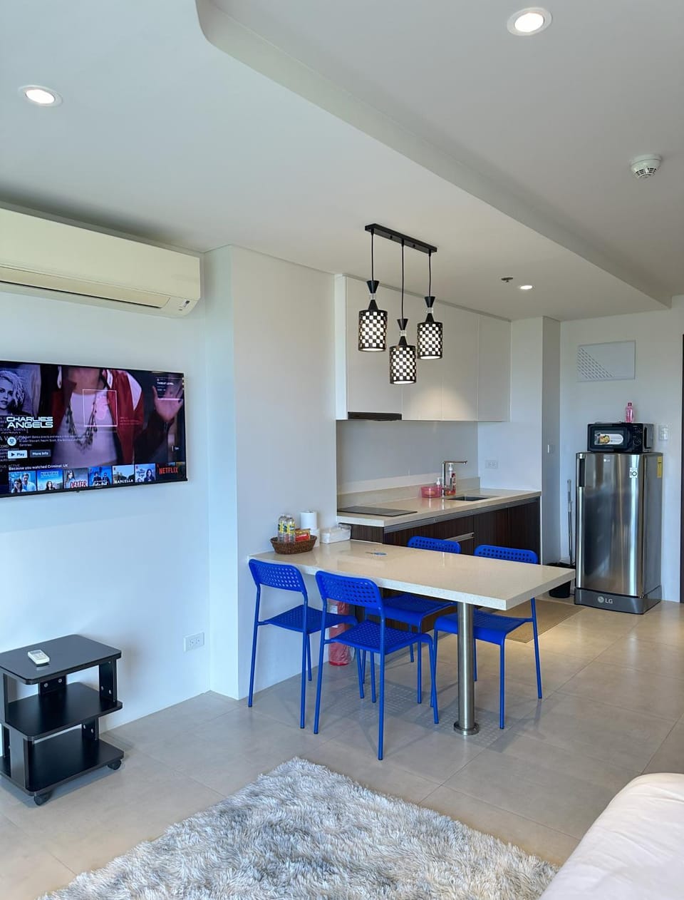Kitchen or kitchenette, Dining area, oven