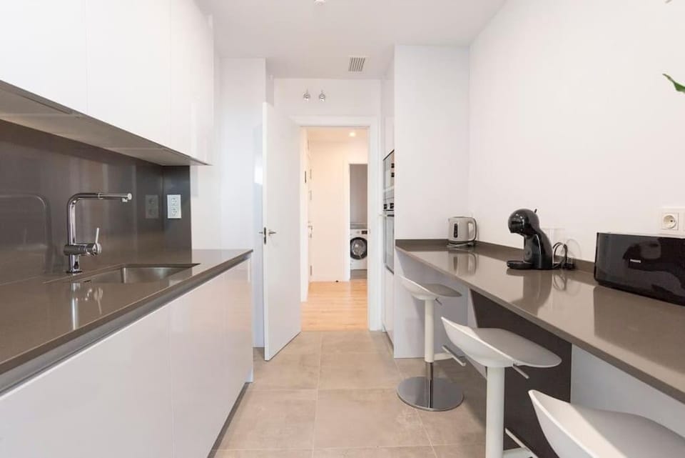 Coffee/tea facilities, Kitchen or kitchenette, Dining area, dishwasher, microwave, oven, stove