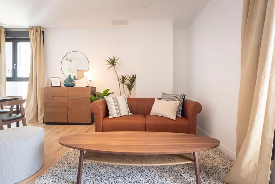 TV and multimedia, Living room, Seating area, Dining area, air conditioner