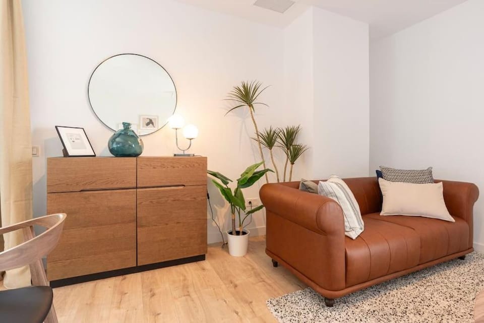 TV and multimedia, Living room, Decorative detail, Seating area, air conditioner