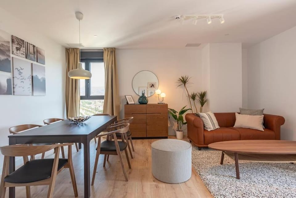 TV and multimedia, Living room, Seating area, Dining area, air conditioner