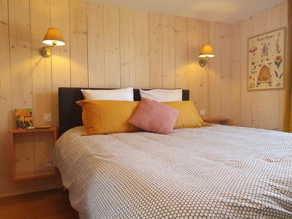 Bed, Photo of the whole room, Bedroom