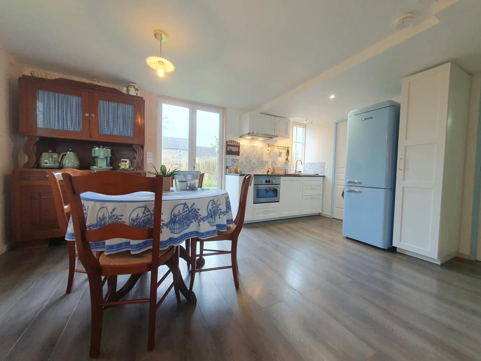 Coffee/tea facilities, Dining area, dishwasher, microwave, oven, stove, toaster, kitchen