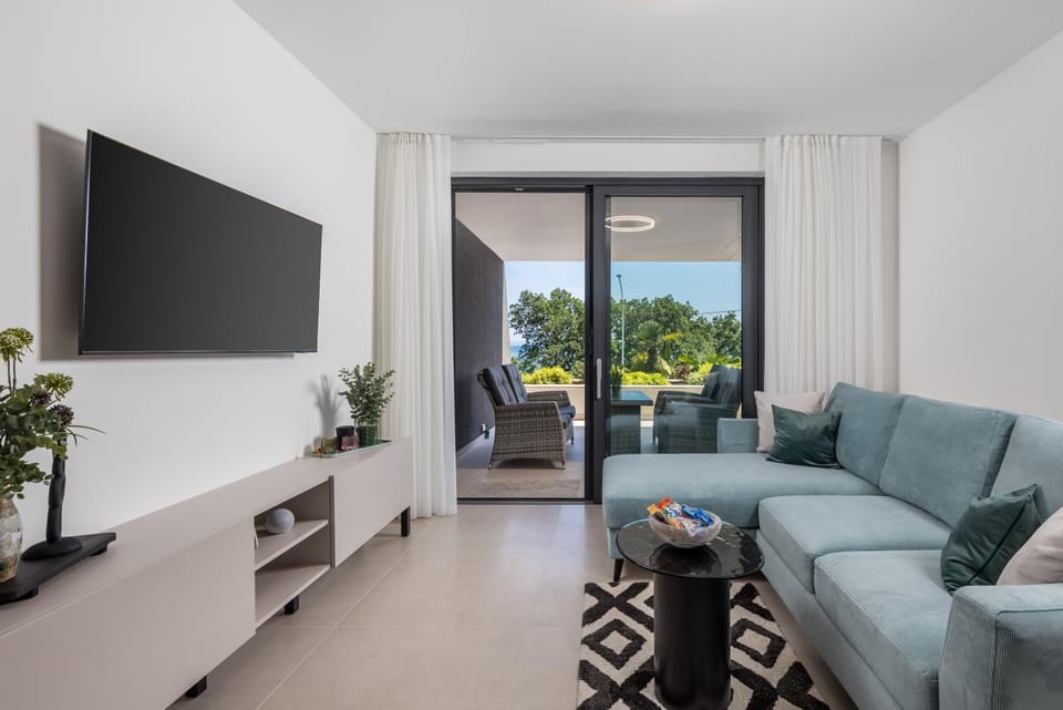 Communal lounge/ TV room, TV and multimedia, Living room, Seating area, Sea view