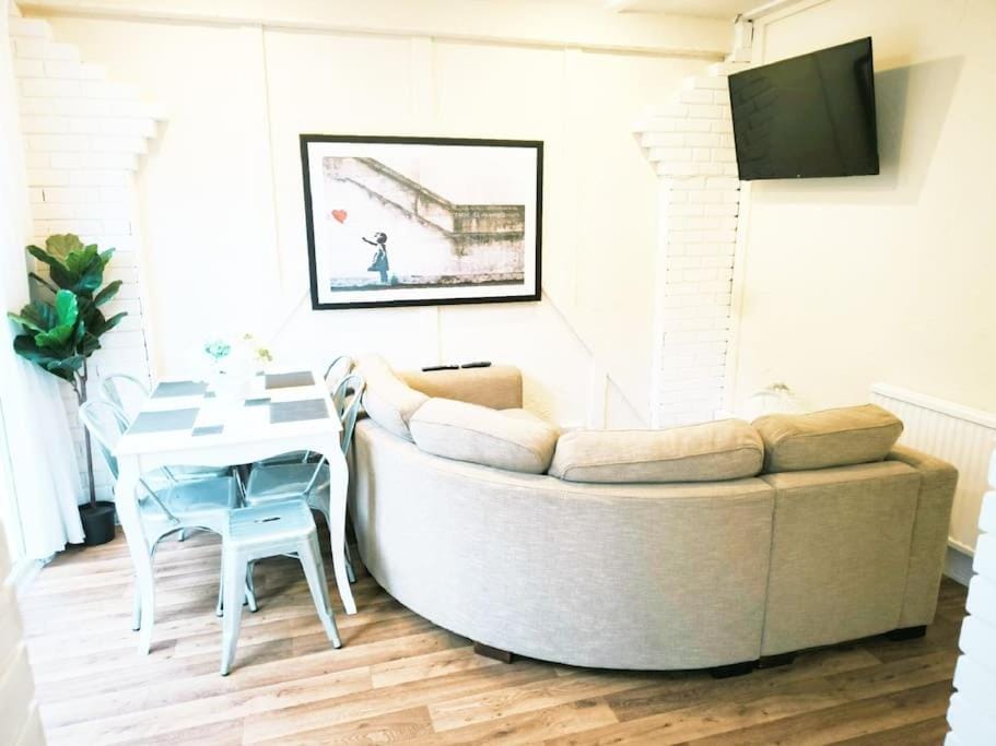 TV and multimedia, Living room, Seating area, Dining area
