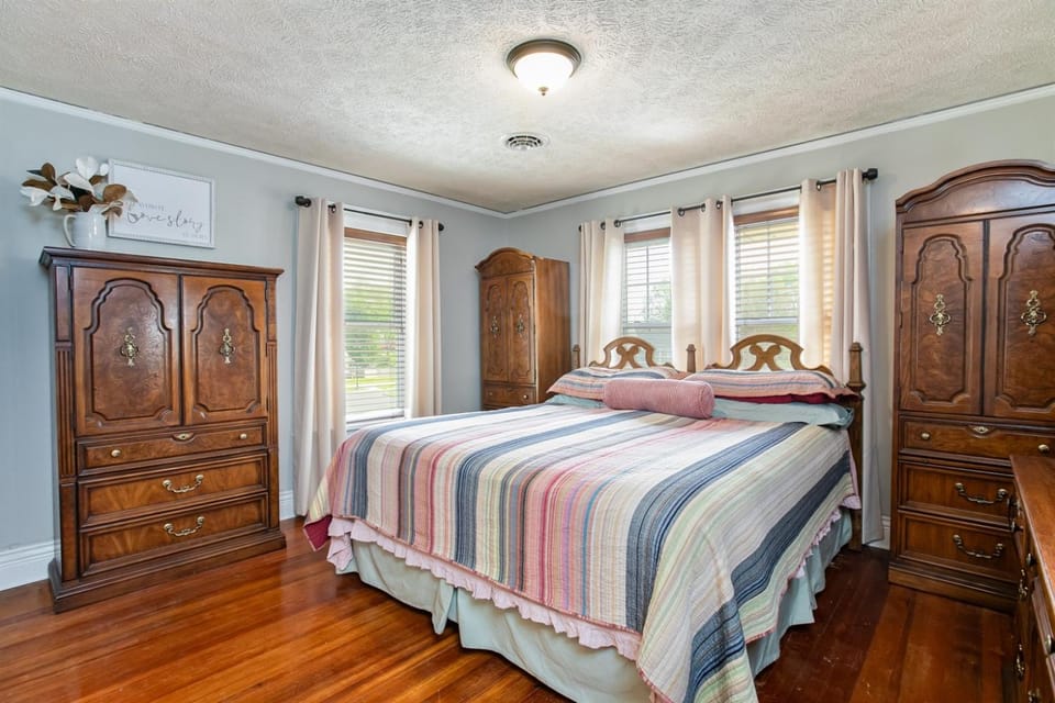 Spacious 4-Bedroom Home 1 Mi to ND Stadium! Country House in South Bend