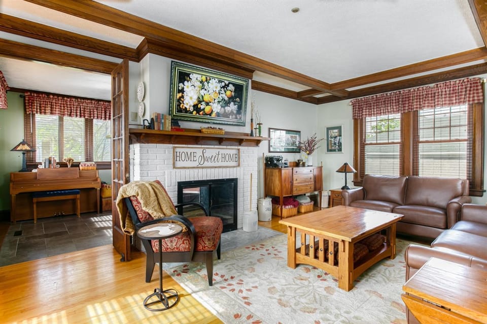 Spacious 4-Bedroom Home 1 Mi to ND Stadium! Country House in South Bend