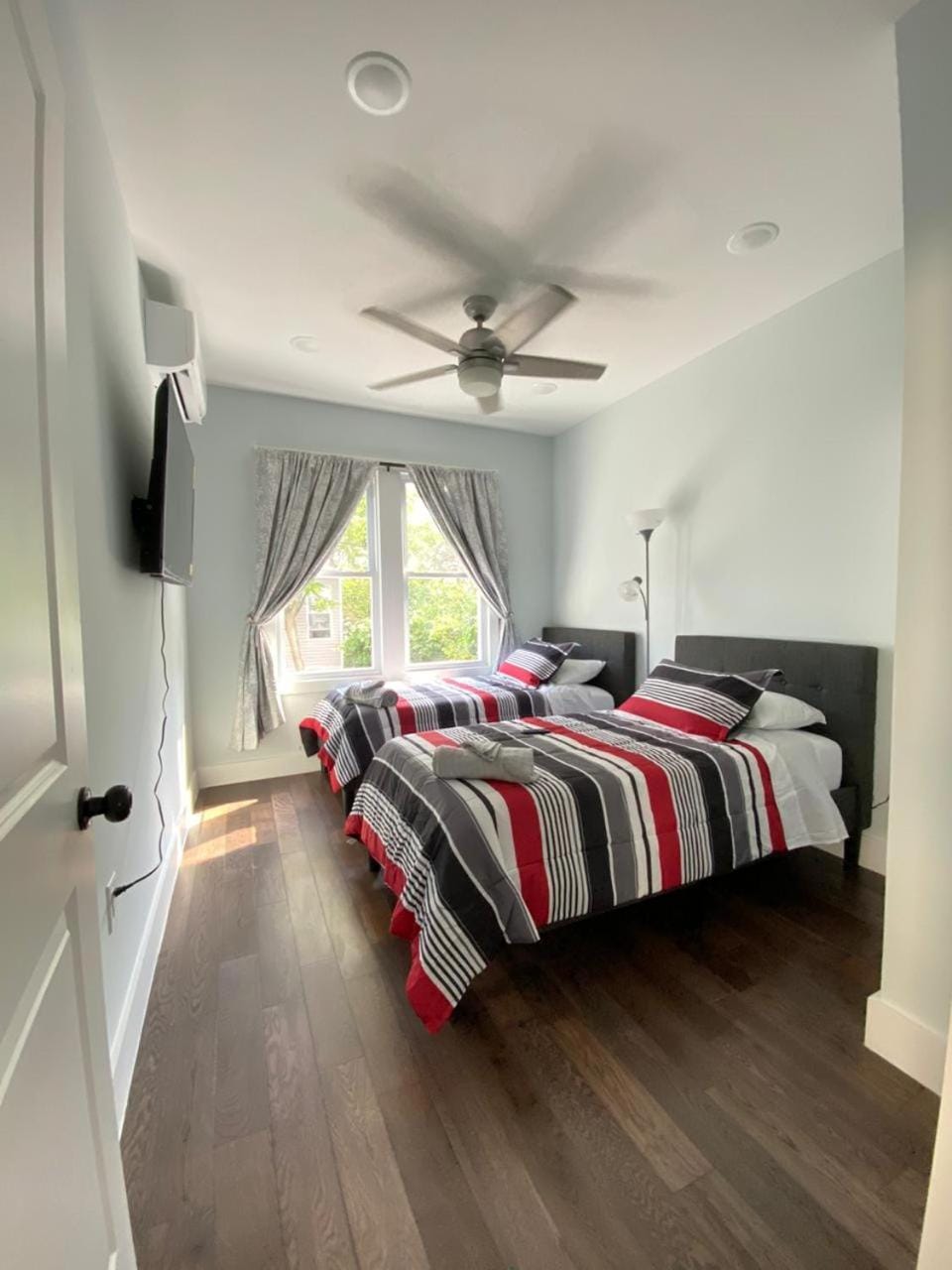 Bed, TV and multimedia, Bedroom, towels