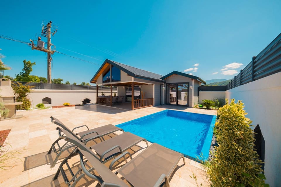 Property building, Restaurant/places to eat, Swimming pool, Breakfast