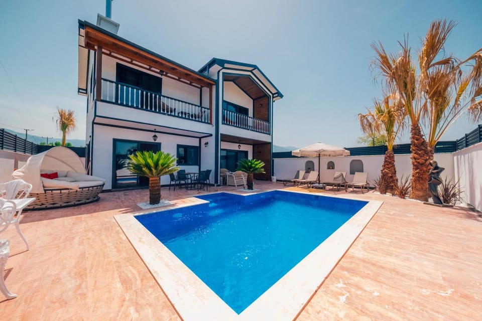 Property building, Patio, Day, Pool view, Swimming pool, sunbed