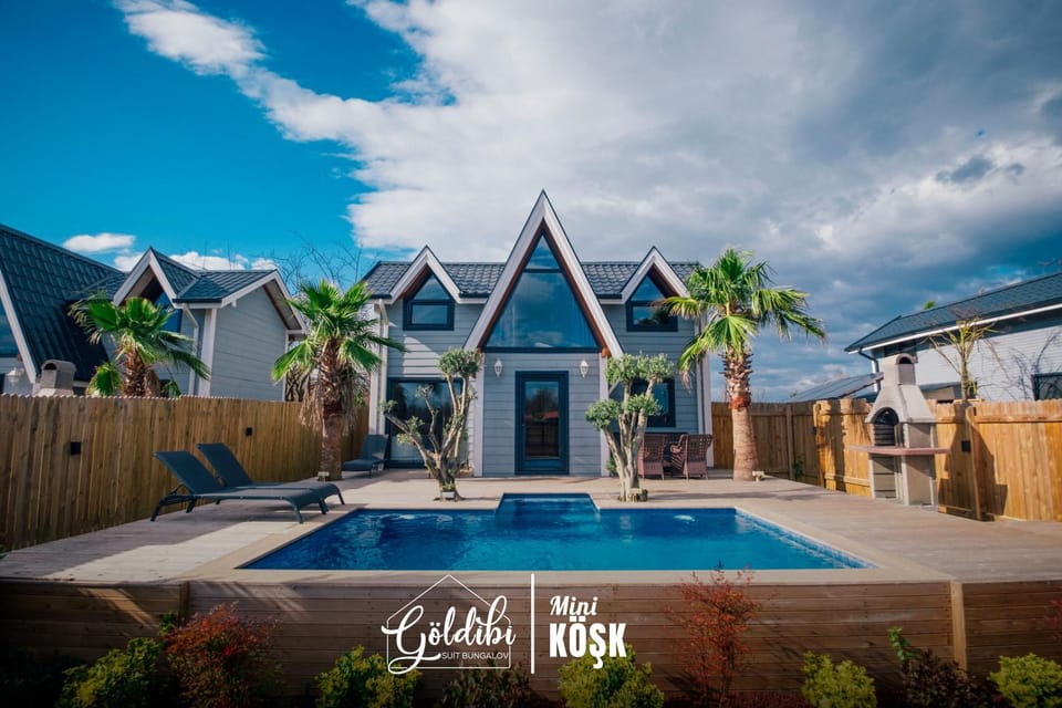 Property building, Patio, Day, Swimming pool, sunbed