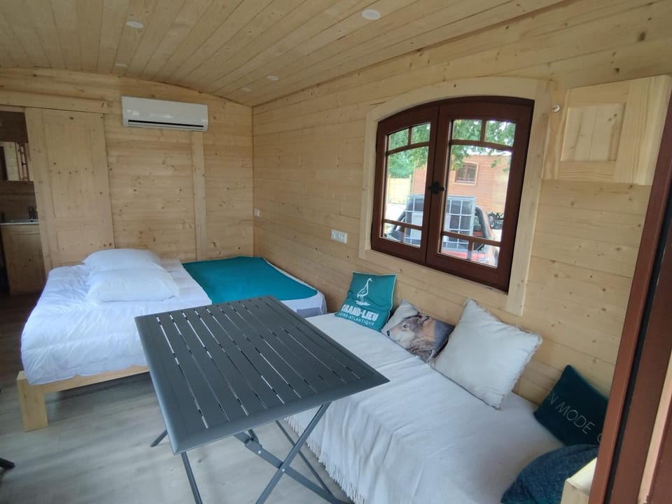 Roulotte tout confort à la ferme Apartment in Pays de la Loire