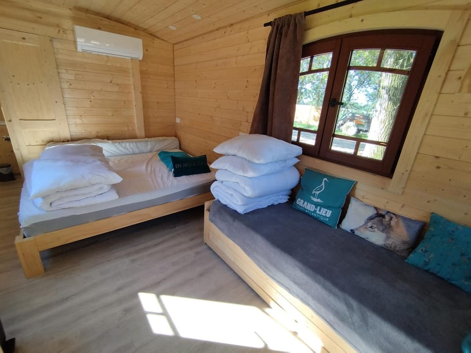 Roulotte tout confort à la ferme Apartment in Pays de la Loire