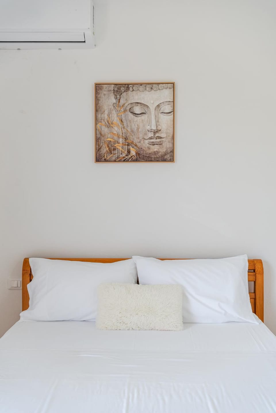 Bed, Decorative detail, air conditioner