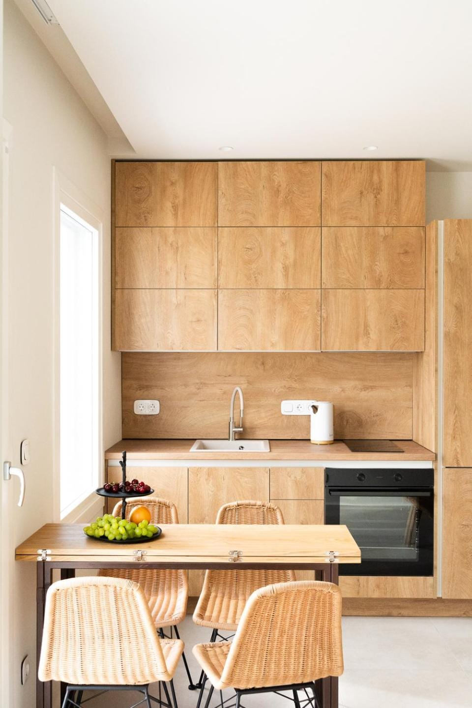 Coffee/tea facilities, Kitchen or kitchenette, Dining area, dishwasher, oven, stove