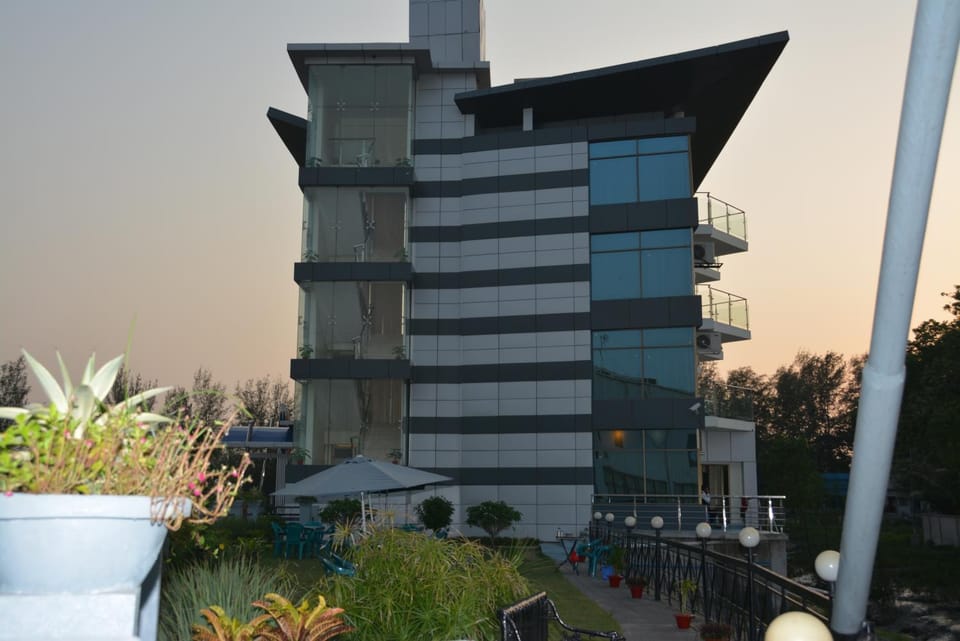 Facade/entrance, Bird's eye view