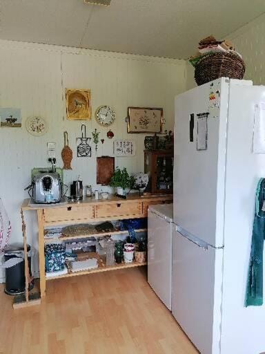 Kitchen or kitchenette, oven