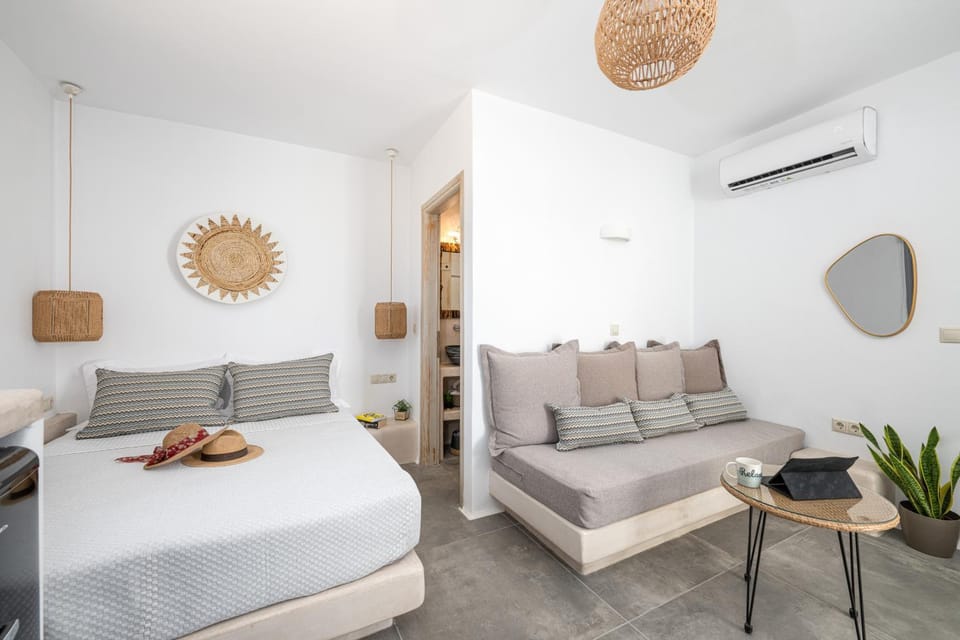 Bed, Living room, Photo of the whole room, Seating area, air conditioner