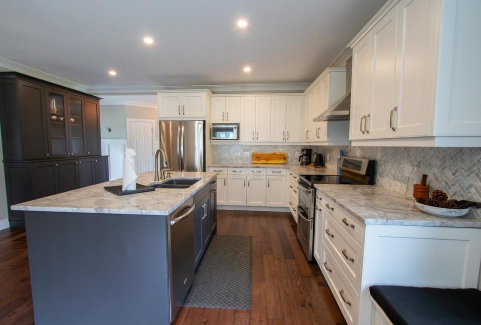 Kitchen or kitchenette, dishwasher, stove