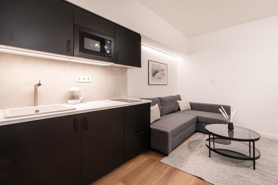 Kitchen or kitchenette, Living room, Seating area, microwave, minibar, stove