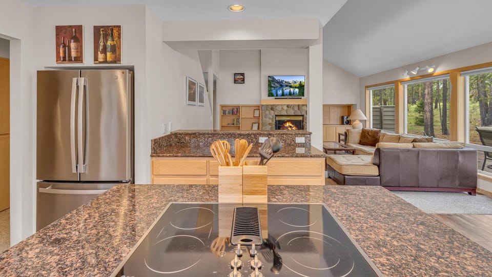 TV and multimedia, Kitchen or kitchenette, Living room, Seating area, Dining area, dishwasher, oven, stove