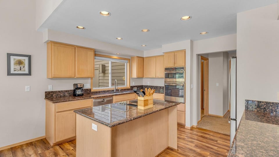 Kitchen or kitchenette, Dining area, dishwasher, stove