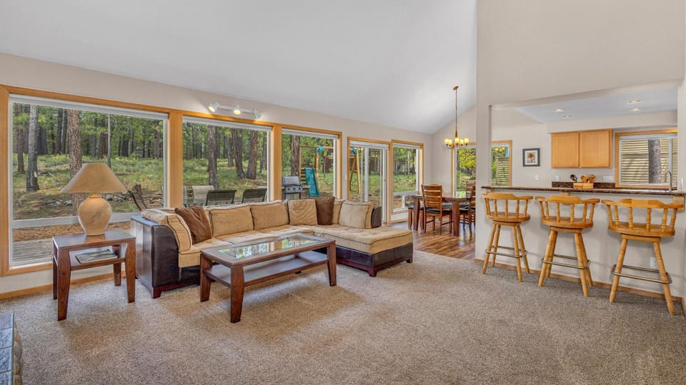 Kitchen or kitchenette, Living room, Seating area, Dining area