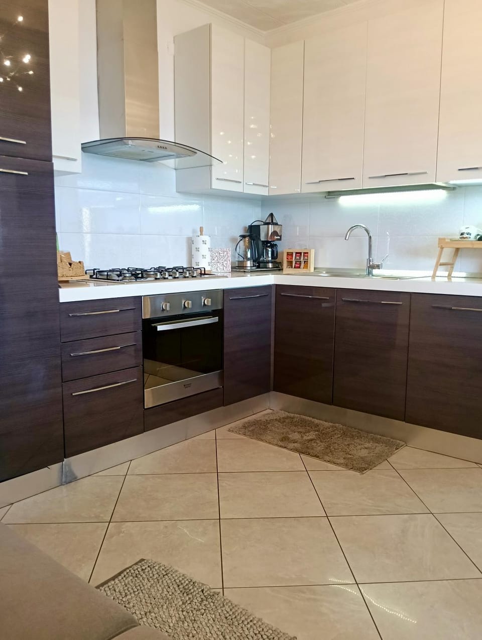 Kitchen or kitchenette, dishwasher, stove