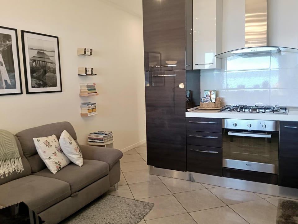 Kitchen or kitchenette, Living room, Seating area, stove