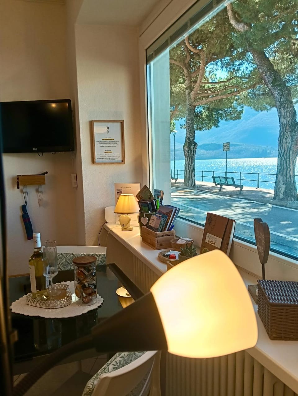 Natural landscape, TV and multimedia, Living room, Seating area, Dining area, Lake view, Mountain view