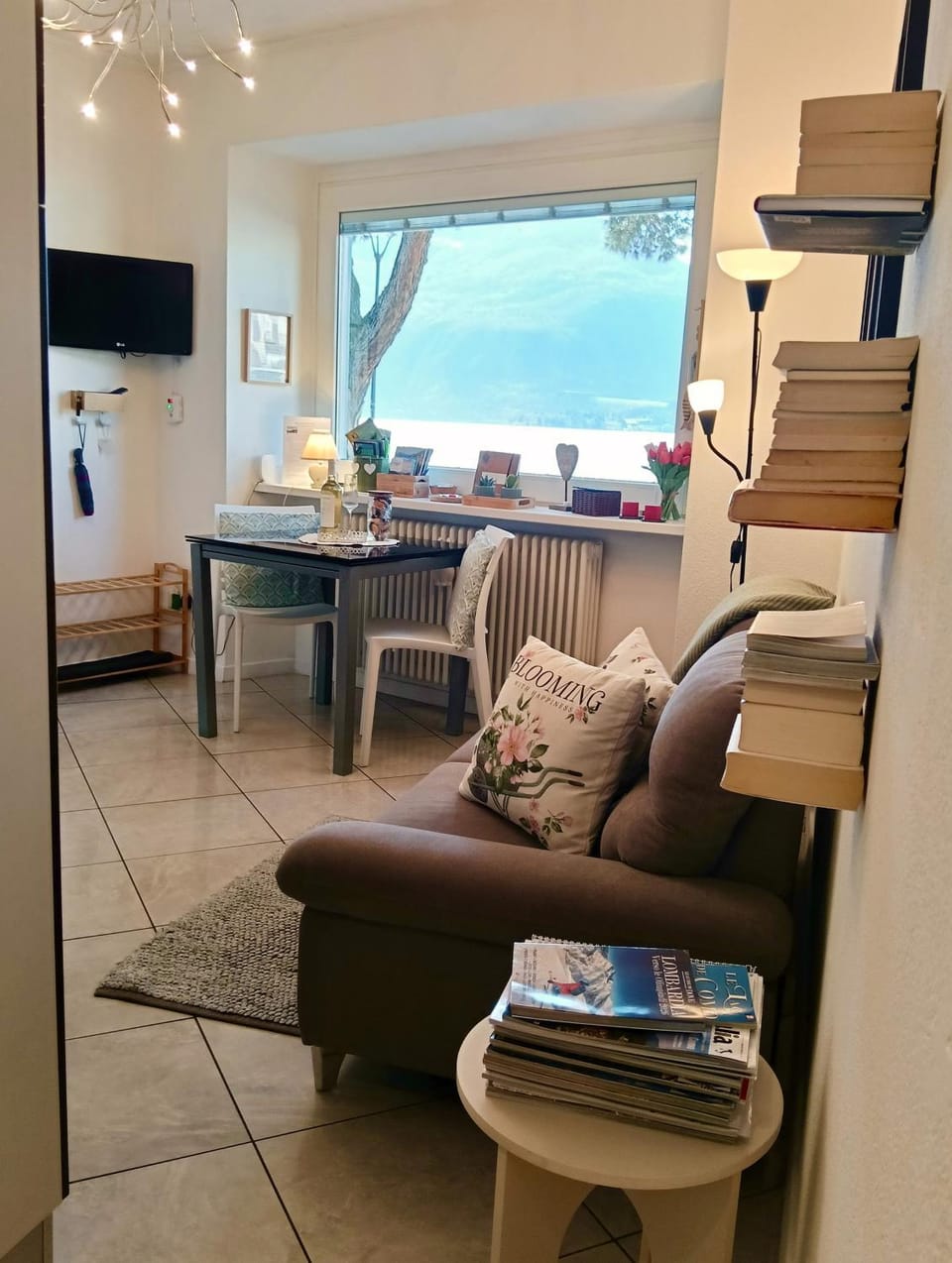 TV and multimedia, Kitchen or kitchenette, Living room, Seating area, Dining area