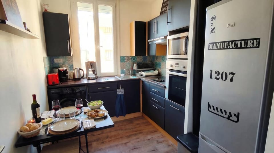 Coffee/tea facilities, Dining area, stove, kitchen