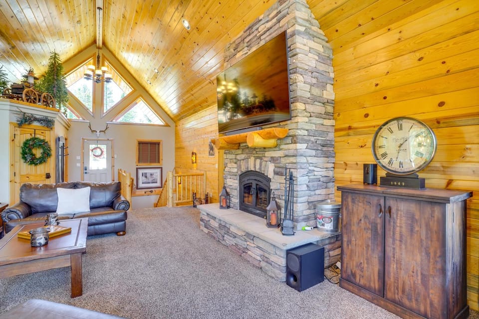 Duck Creek Village Cabin w/ Deck & Private Hot Tub Cabin in Utah