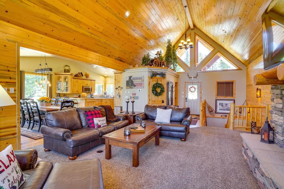 Duck Creek Village Cabin w/ Deck & Private Hot Tub Cabin in Utah